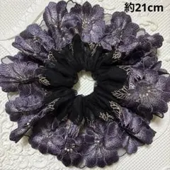 ハンドメイド ♡シュシュ フリル 紺色に白の薔薇の花の刺しゅう入 