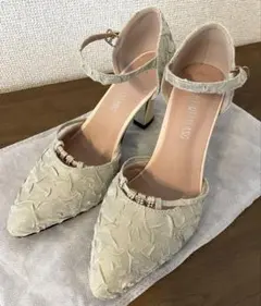 美品　アイボリー　ストラップパンプス