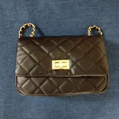 黒いレザーショルダーバッグ キルティング