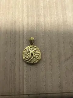 仏像レリーフ ペンダントトップ ゴールドカラー