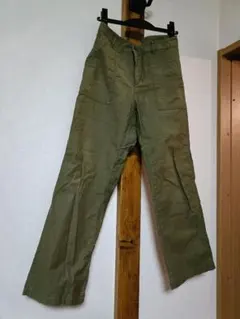 オリーブグリーン チノパン ストレート裾