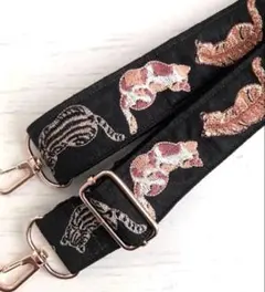 くねっとネコちゃん柄インド刺繍リボンショルダーストラップ　ブラック