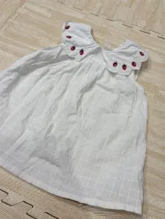 ◎イチゴ刺繍付き　白半袖　ブラウス