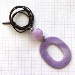 紫　だ円　ハンドメイド　メガネホルダー・牛革紐ペンダント・ネックレス