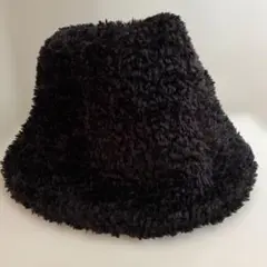 黒いファーバケットハット
