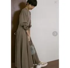 KBF フレアボリュームカットワンピース　グレイッシュベージュ