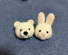 羊毛フェルト　ハンドメイド 白くまとうさぎブローチ 2個セットのサムネイル
