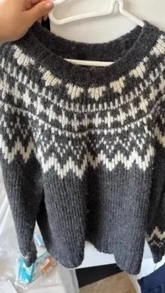 ニードルプリントの丸首ニット