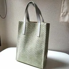 書類も入るトート