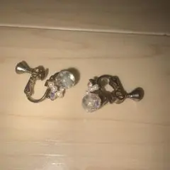 パールとクリスタル装飾のクリップ式イヤリング　スリーコインズ