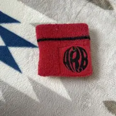 赤いロゴ入りリストバンド　A R B