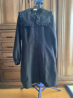 axes femme 黒 フリル付きコート