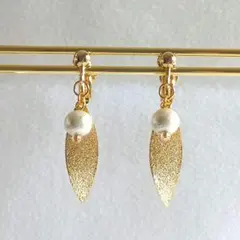 [72]コットンパールとリーフパーツのイヤリング ピアス 大人可愛い 上品 揺れ