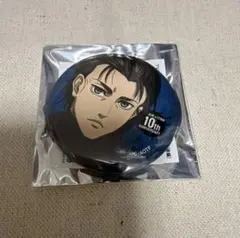 進撃の巨人 エレン　缶バッジ　カラオケの鉄人 カラ鉄　エレン 缶バッジ　黒スーツ