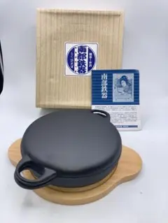 新品　盛栄堂　南部鉄器　ニューラウンド万能鍋（大）　未使用　木皿付 2026年最新】ニューラウンド万能鍋の人気アイテム - メルカリ