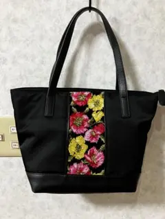 アーンジョー花柄刺繍トートバッグ 黒のサムネイル