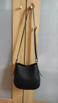 黒い合成皮革ショルダーバッグ