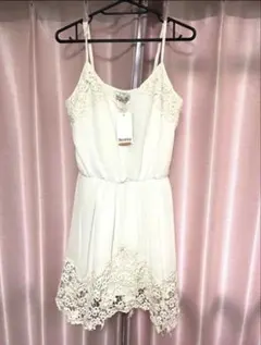 新品Bershka裾レースキャミワンピース　花柄　ホワイト　ベルシュカ　白ワンピ