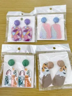 在庫処分　カラフルなデザインのピアスセット　4ペアセット