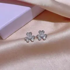 三つ葉のクローバー フラワー パヴェ シルバーピアス