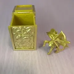 ゴールドカラー 射手座のレリーフ付きボックスとフィギュア