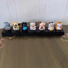 ミニ招き猫 7体セット 黒台座付き 置物のサムネイル