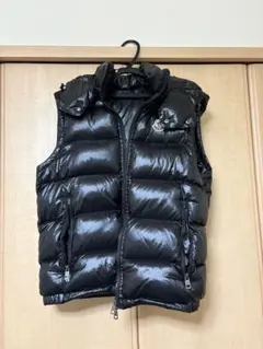 MONCLER ブラック ダウンベスト フード付き