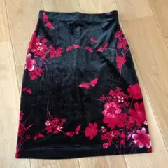 花柄 蝶々 ベロア シックで個性的なタイトスカート 黒 赤　新品同様　М　光沢