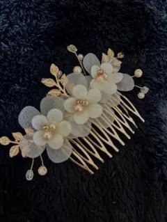 花とパールのエレガントヘアコーム