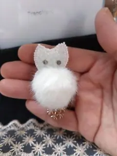 ビーズ刺繍ブローチ 猫 仔猫ブローチ 雪だるま猫ちゃん