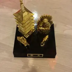 金色の五重塔と仏像の置物