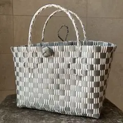 『未使用品』グレーとホワイトのストライプ編み込みかごバッグ　台湾　トートバッグ
