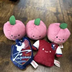 桃のぬいぐるみ3個セットとマスコット