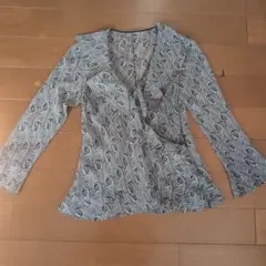 VIVAYOU　波模様フレアスリーブブラウスのサムネイル