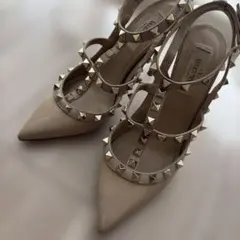 VALENTINO ロックスタッズ パンプス ベージュ 36のサムネイル