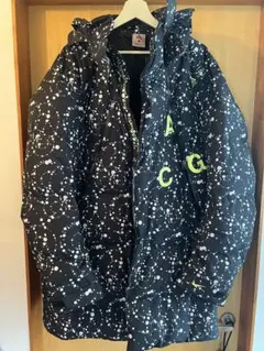 NIKE ACG ダウンジャケット ブラック スプラッター柄　Lのサムネイル