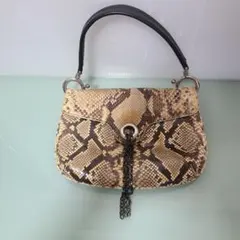 ヘビ革 パイソン柄 パイソンレザー　ハンドバッグ　チェーン飾り付き