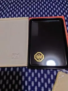 黒い漆器の盆 金色装飾