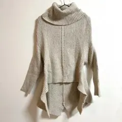 美品✨変形タートルネックニットセーター　大人可愛い　ベージュ　デザイン