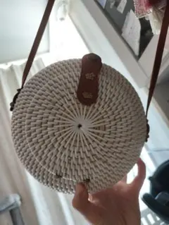 ホワイト円形かごバッグ