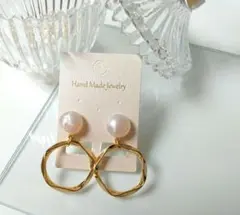 ホワイトカボション　ゴールドフープ　イヤリング
