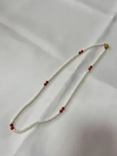 パールと赤いビーズのネックレス　シルバー刻印あり