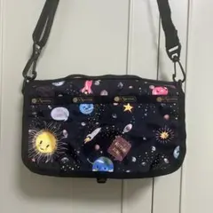 LeSportsacレスポートサック　ショルダーバッグ黒　宇宙柄