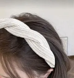 【未使用】アイボリー ツイストデザイン ヘアバンド カチューシャ
