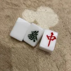 麻雀牌ジビッツ クロックスチャーム　白發中　印字ズレ