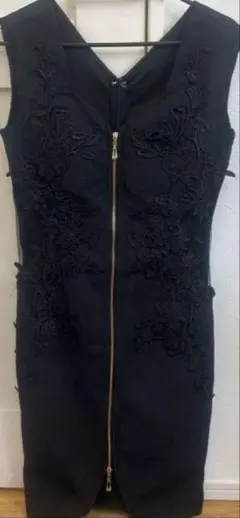 フロントジップ 刺繍デザイン ノースリーブ ミニドレス ブラックのサムネイル