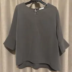 レディース　アクセ付きブラウス