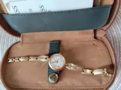 GUESS 腕時計 ゴールドカラー ブレスレットウォッチのサムネイル