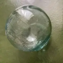 透明ガラスの丸い置物　　フローライトのミントグリーンスフィア