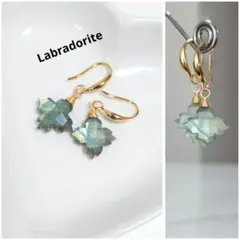 ラブラドライト　フラワーシェイプカットのピアス　14kgf